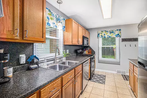 823 Loomis St, Jackson, MI 49202 photo 9