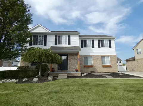 24768 Parklane Ln, Flat Rock, MI 48134