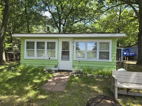 10544 Lake Dr, Mecosta, MI 49332