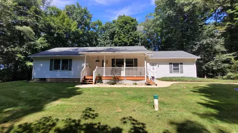 28454 Hampshire Rd, Dowagiac, MI 49047
