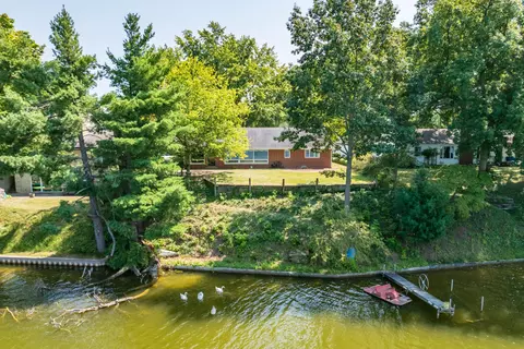 815 Lakeview Ter, Paw Paw, MI 49079