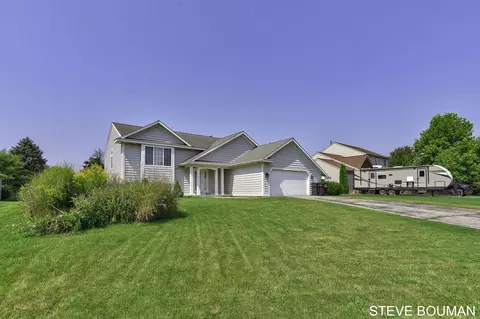 1451 Woodfield Ln, Zeeland, MI 49464