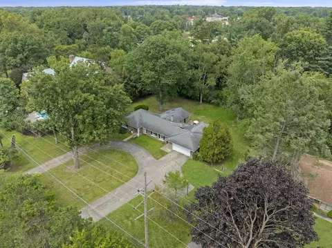 21540 W 14 Mile Rd, Bloomfield Hills, MI 48301