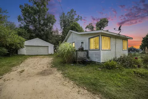 37085 Octavia Ave, Paw Paw, MI 49079