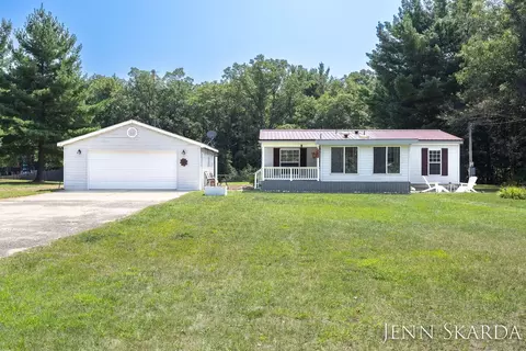 424 E Pine Ridge Trl, Newaygo, MI 49337 photo 2
