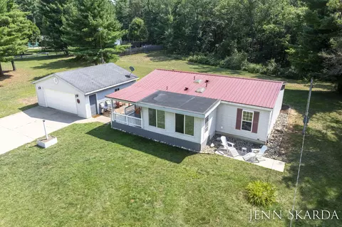 424 E Pine Ridge Trl, Newaygo, MI 49337 photo 3