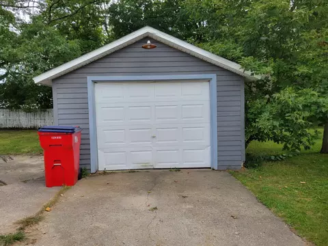 498 W Barton St, Newaygo, MI 49337 photo 5