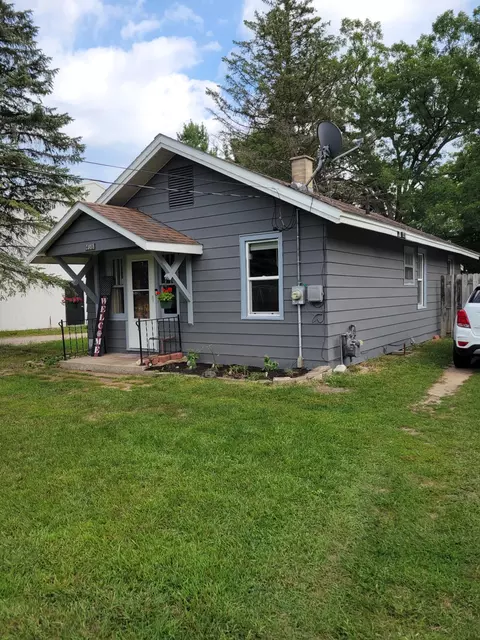 498 W Barton St, Newaygo, MI 49337 photo 2
