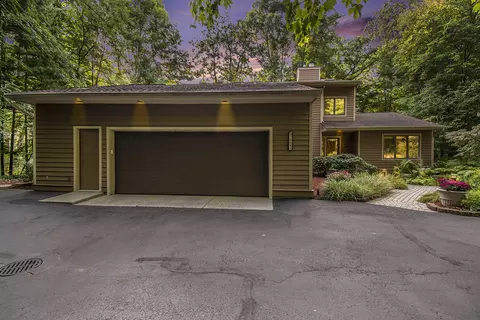 7664 Pine Park Dr SE, Grand Rapids, MI 49546