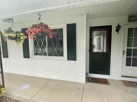7423 Pinegrove Ct, Jenison, MI 49428