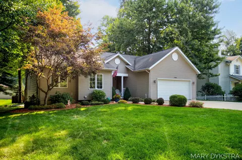 7194 Royal Oak Dr, Hudsonville, MI 49426