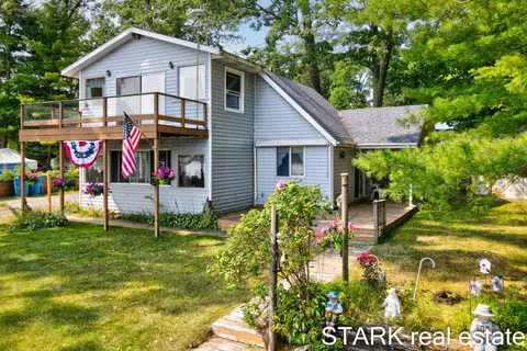 845 W Locust St, White Cloud, MI 49349