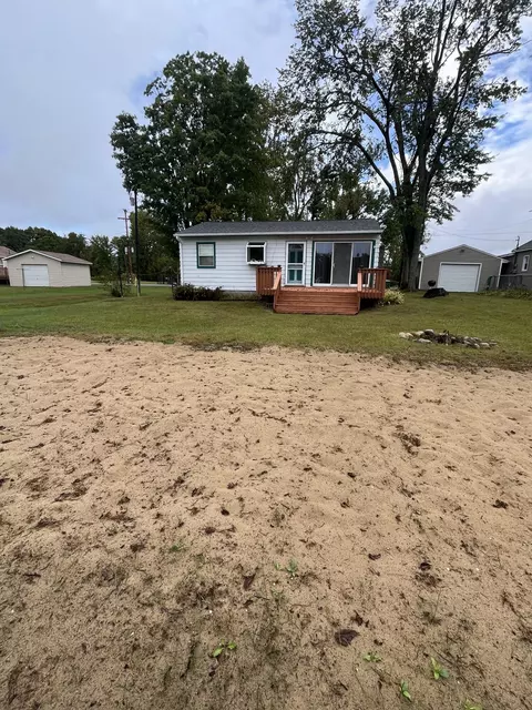 25033 Twin Shores Dr, Dowagiac, MI 49047