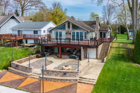 43504 Eagle Lake Dr, Paw Paw, MI 49079