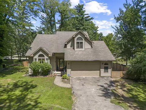 8282 Gray St, Westland, MI 48185