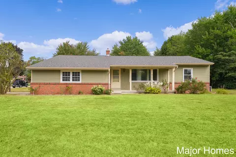 1611 Rosewood St, Jenison, MI 49428