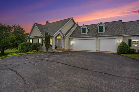 8096 Weatherwax Dr, Jenison, MI 49428