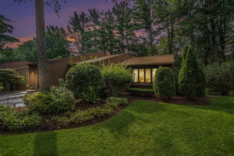 462 Evergreen Ln, Holland, MI 49424