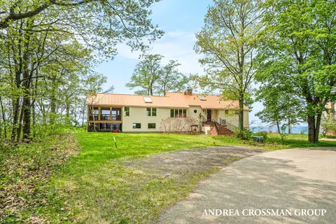 5795 Lakeshore Dr, Holland, MI 49424