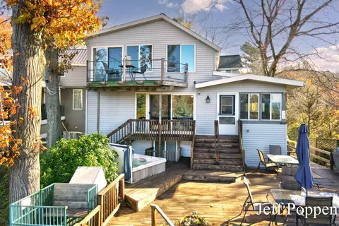 22 Edwards Ave, Grand Haven, MI 49417