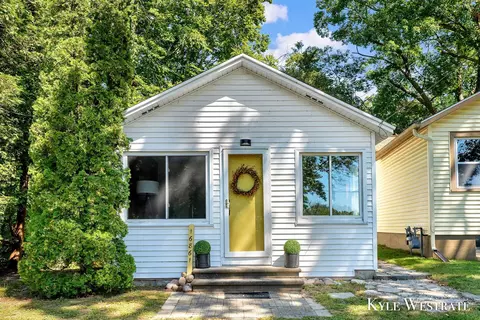 16861 Highland Ave, Ferrysburg, MI 49409
