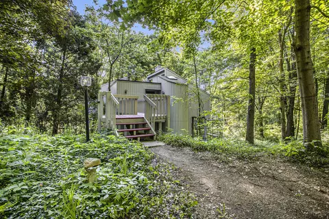 5639 W Guernsey Lake Rd, Delton, MI 49046