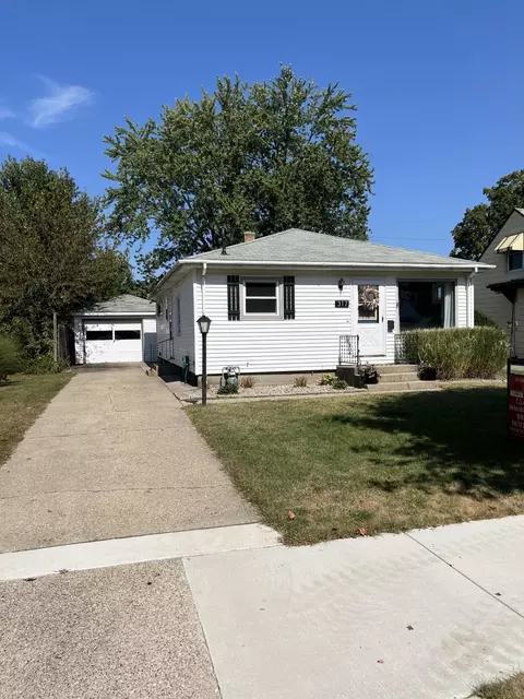 317 W 28th St, Holland, MI 49423