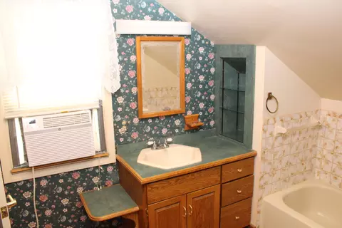 Bath - 305 Mills Rd, Saline, MI 48176 photo 3 of 6