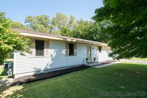 9561 Crescent Dr, Zeeland, MI 49464