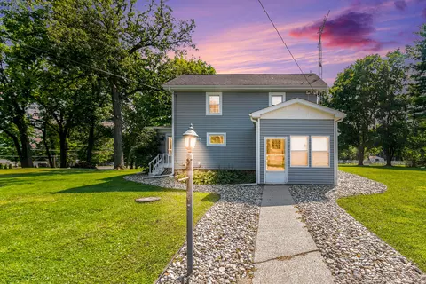 8752 N Meridian Rd, Pleasant Lake, MI 49272
