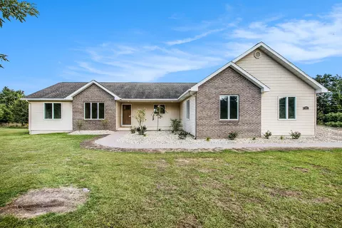 1409 Gilletts Lake Rd, Jackson, MI 49201