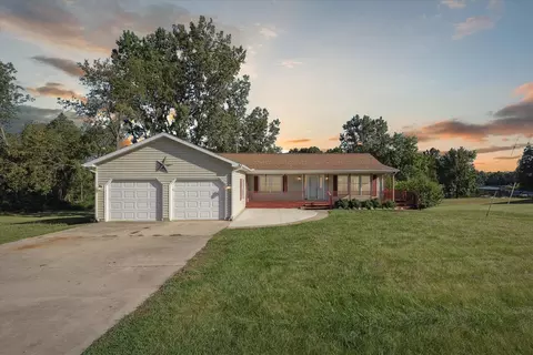 10545 Woodbrook Dr, Cement City, MI 49233