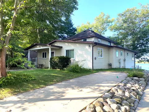 927 Beechwood Point Dr, Delton, MI 49046