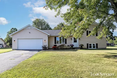 13185 Shutter Dr SE, Lowell, MI 49331