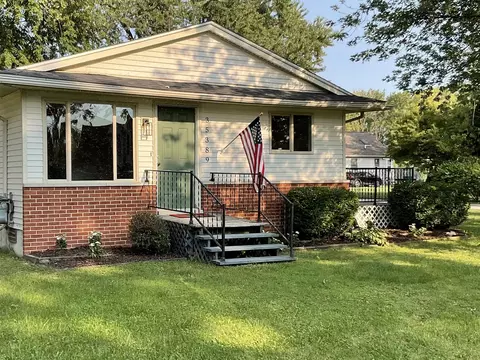 35389 Eldon Dr, Rockwood, MI 48173