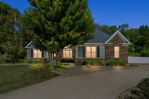 5038 Dickinson Ct, St. Joseph, MI 49085