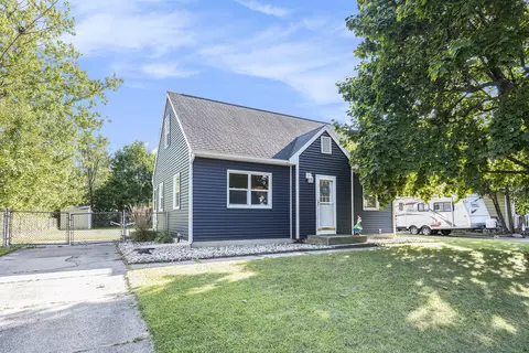 46 James St, Rockford, MI 49341