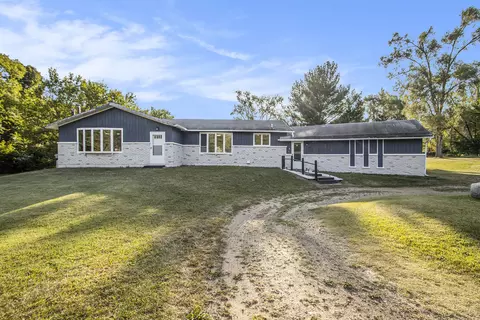 10060 N Riverview Dr, Plainwell, MI 49080