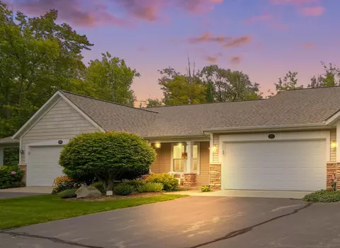 173 Woodslee Ct, Norton Shores, MI 49444