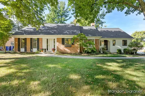 2324 Ducoma Dr NW, Grand Rapids, MI 49504