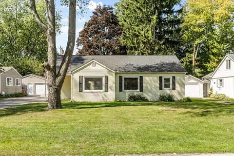 1949 Washington St, Algonac, MI 48001