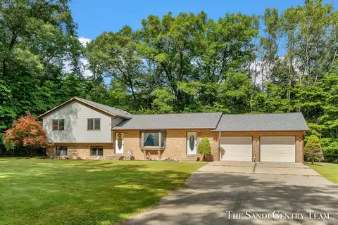 1253 E 98th St, Grant, MI 49327