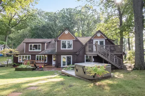 9245 Lakeview Dr, Pinckney, MI 48169