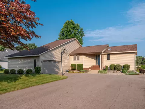 9374 E Arrowhead Dr, Scotts, MI 49088