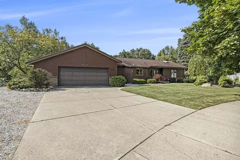5400 Riverlook Dr NE, Comstock Park, MI 49321
