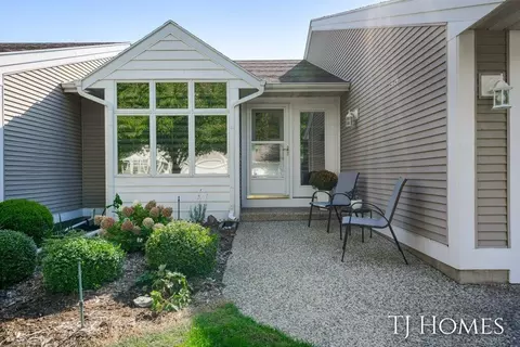 821 Clarewood Ct, Holland, MI 49423