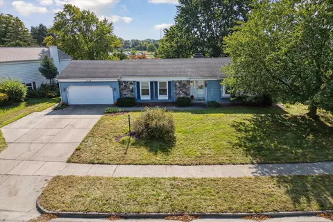 1882 Waterbury Dr SE, Grand Rapids, MI 49508