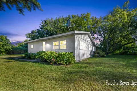 912 32nd St, Allegan, MI 49010