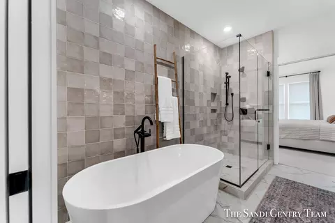 Bath - 16484 Spring Tree Dr, Spring Lake, MI 49456 photo 3 of 7