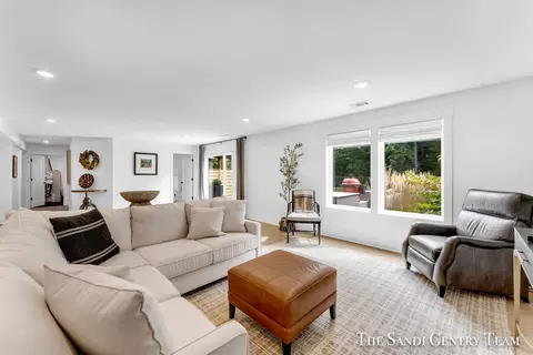 Living - 16484 Spring Tree Dr, Spring Lake, MI 49456 photo 9 of 9